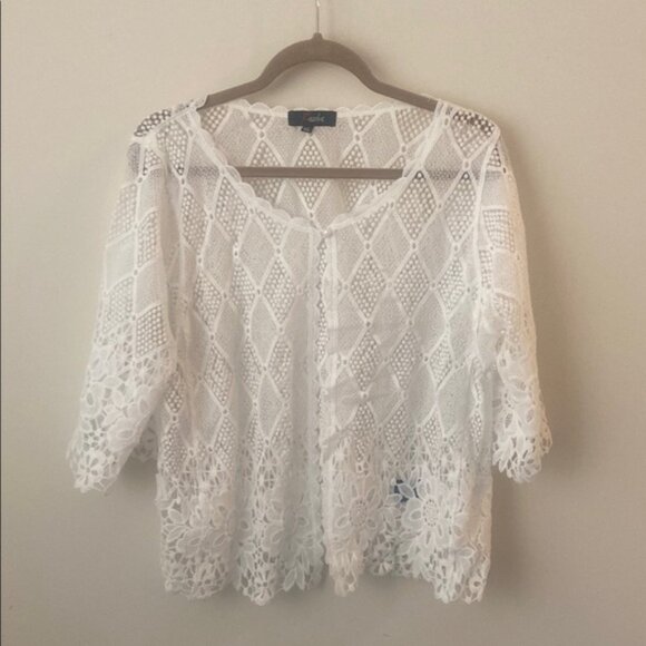 White lace 3/4 sleeve blouse with cropped, boxy, relaxed style - Picture 1 of 5